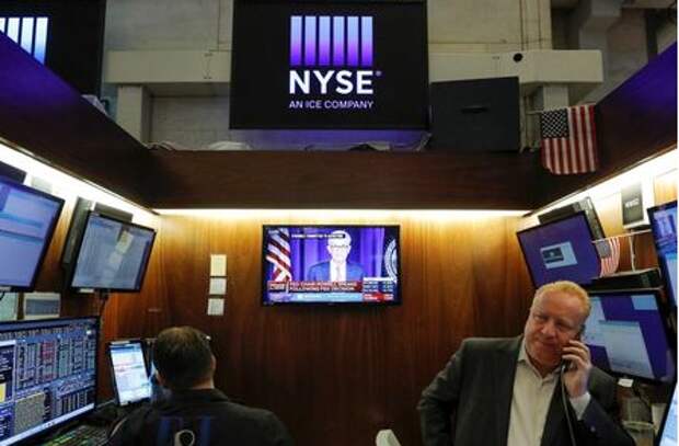 A screen displays a live statement by Federal Reserve Chair Jerome Powell following the Fed announcement as traders work at New York Stock Exchange (NYSE) in New York City, New York, U.S., July 28, 2021. REUTERS/Andrew Kelly