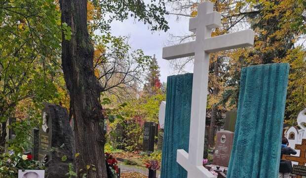 «Православный крест на могиле Захарова?»: недоумевающая Кравец высказалась о памятнике режиссеру
