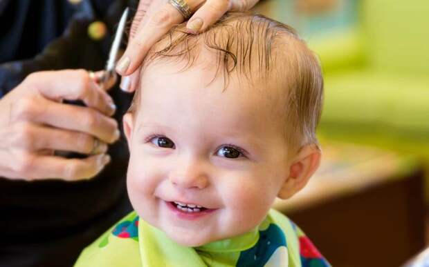 Первая стрижка ребенка в парикмахерской - как избежать истерик