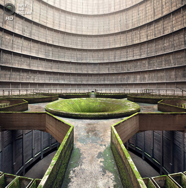 Внутри заброшенной градирни. (Jan Stel/2014 Sony World Photography Awards)