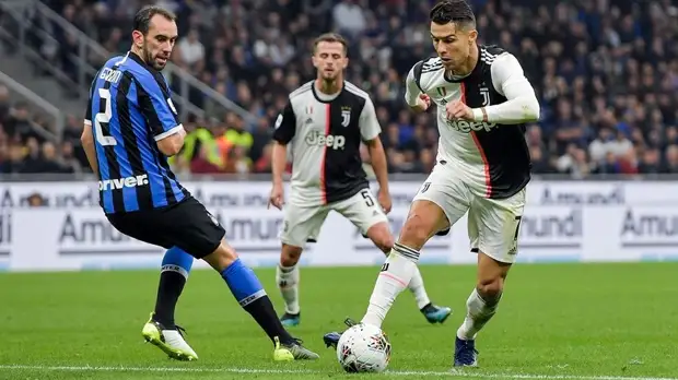 Гол Игуаина помог «Ювентусу» победить «Интер» в матче Серии А
