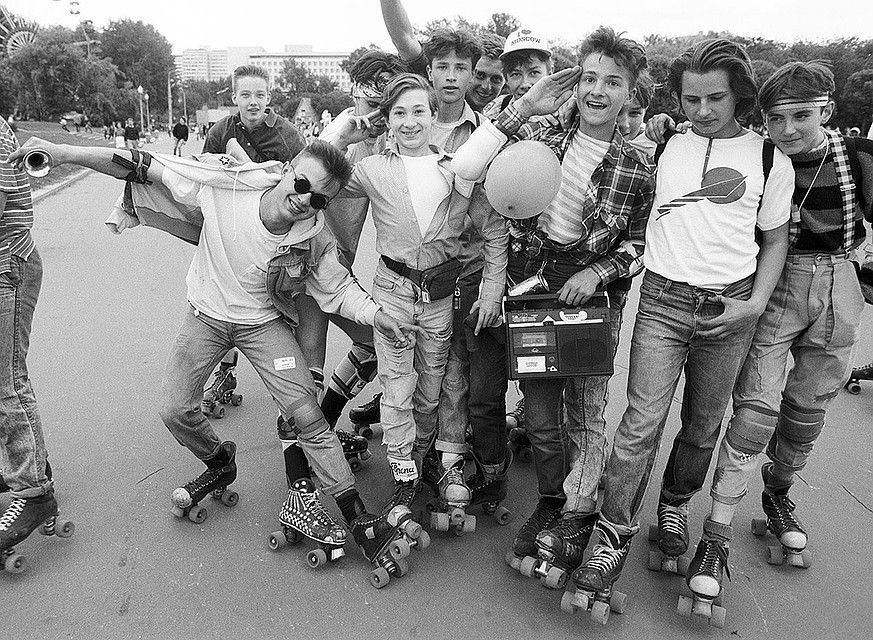 1990 год. Молодые люди на роликовых коньках в Центральном парке культуры и отдыха, Москва. Фото Валерия Христофорова /Фотохроника ТАСС/