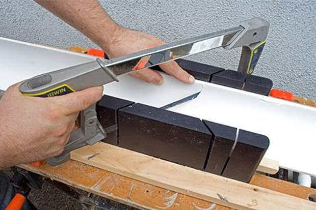 Как зарезать углы: режем потолочный и напольный плинтус правильно