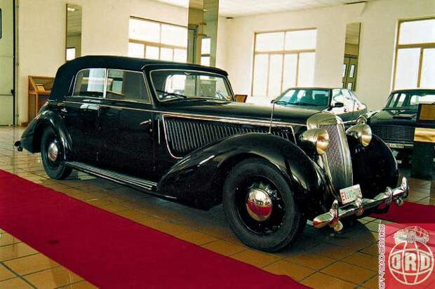 Lancia Astura, 1937 год (V8, 2972 см3, 82 л.с.). Кузов «кабриолет минестрале» построен фирмой Boneschi. Автомобиль принадлежал Кларетте Петаччи.