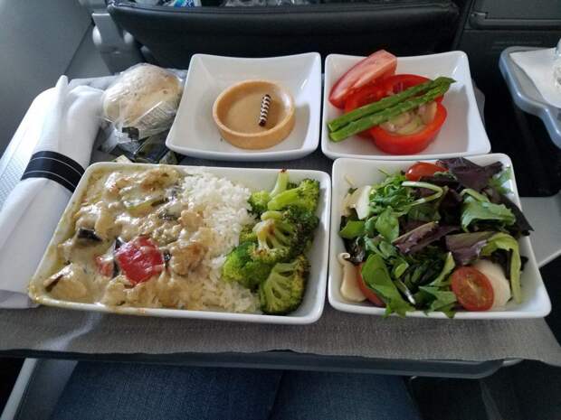 Пассажиры American Airlines остались голодными, увидев, что еду им приготовили 16 месяцев назад