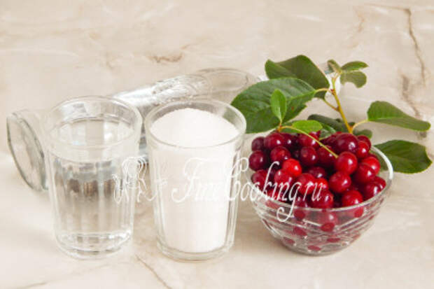 В рецепт невероятно вкусного и ароматного домашнего вишневого ликера входит свежая вишня, водка, питьевая вода, сахарный песок и листья вишни