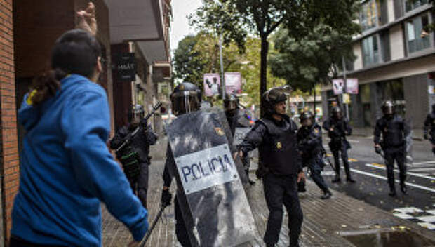 Столкновения с испанскими полицейскими в Барселоне, Испания. 1 октября 2017