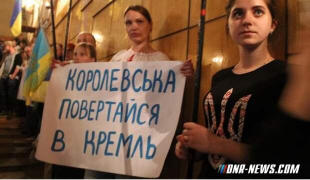 На концерте в Славянске местная жительница разбила почетную грамоту на голове украинской активистки