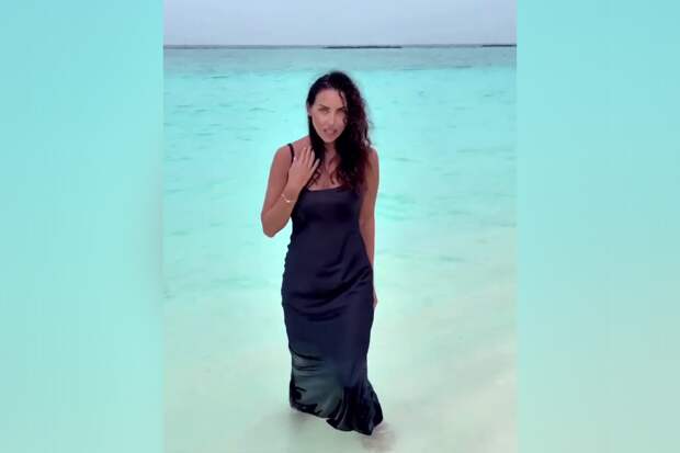 Певица Алсу зашла в платье в океан