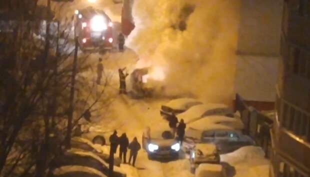 В одном из дворов рязанского микрорайона Канищево сгорел автомобиль В одном из дворов рязанского микрорайона Канищево сгорел автомобиль