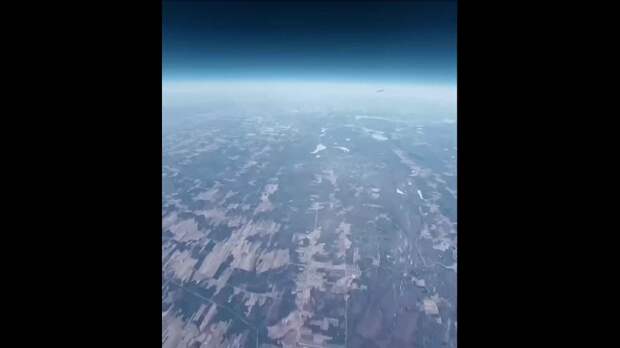 Вот как выглядят 800 километров в час в небе. Метеозонд запечатлел пролетающий мимо самолёт, движущийся со скоростью 800 км/ч. https://t.me/webmoney_d...