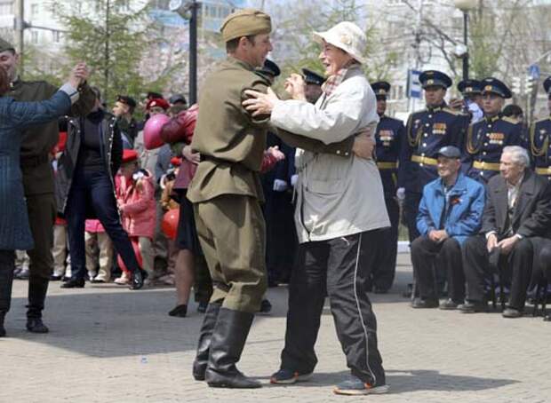 В Хабаровске военнослужащие ВВО возложили гвоздики к памятнику Авиаторам Дальнего Востока, в рамках мероприятий празднования 76-й годовщины Победы в Великой Отечественной войне