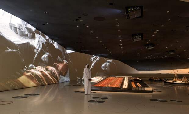 Невероятная атмосфера царит в галереи интерактивной композиции (Национальный музей Катара). | Фото: officiel-online.com.