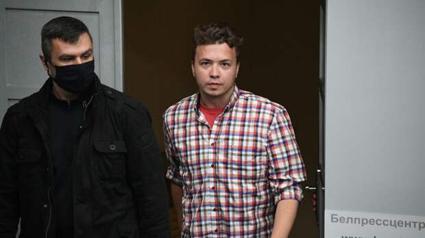 Задержанный в Белоруссии Роман Протасевич принимает участие в пресс-конференции в Минске  Задержанный в Белоруссии Роман Протасевич принимает участие в пресс-конференции в Минске  - РИА Новости, 1920, 03.02.2022