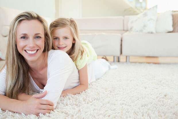 мама и дочка на ковре фото