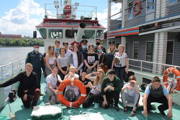 Спасатели МЧС по САО провели для школьников экскурсию на борту пожарного корабля