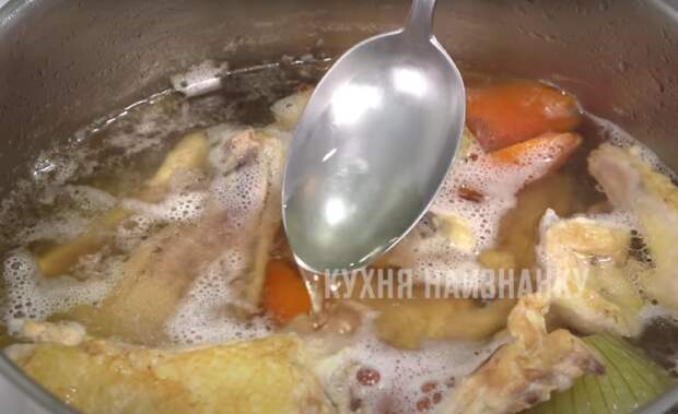 У меня теперь куриный бульон всегда получается красивого цвета, ароматный и прозрачный: 7 хитростей, которые всегда срабатывают