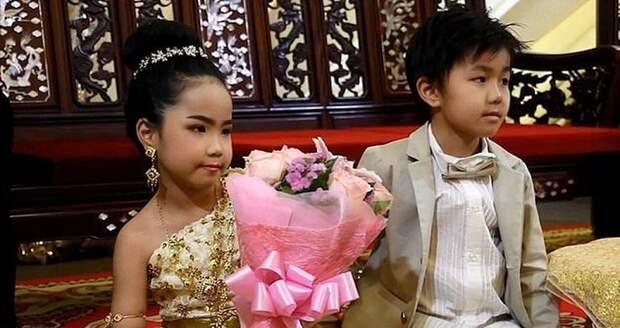 Недавно в Тайланде поженили шестилетних брата и сестру.