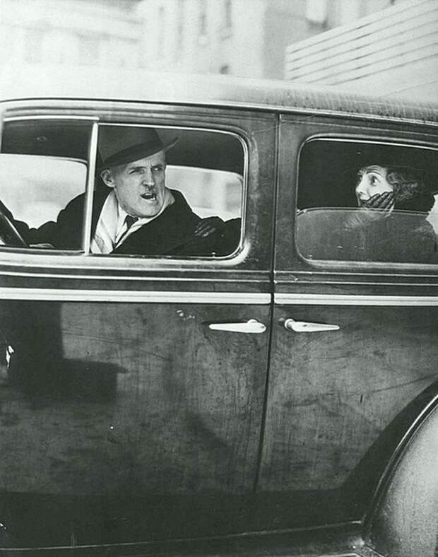 Парижский автомобилист не доволен, 1950 год. Не парламентские выражения. Весь Мир в объективе, ретро, старые фото