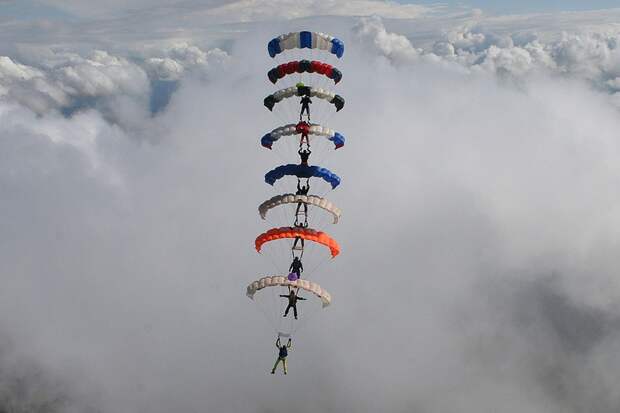 parachutes03 Самые впечатляющие фигуры парашютного спорта