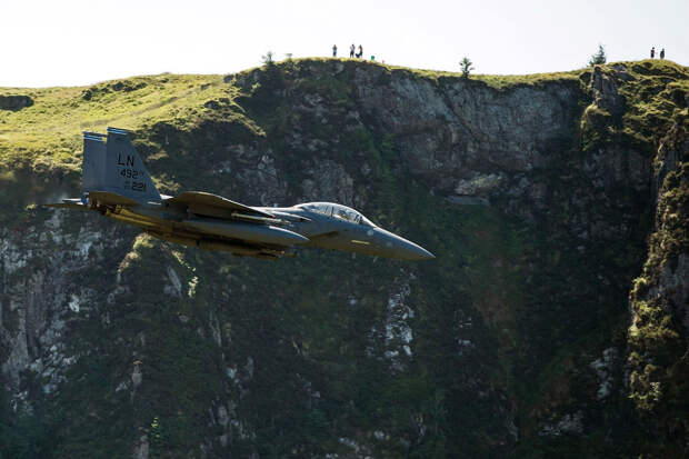 Истребитель F-15E Strike Eagle с необычного ракурса