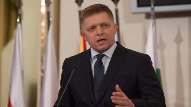 Переживший покушение премьер Словакии выступил против "военных авантюр" на Украине