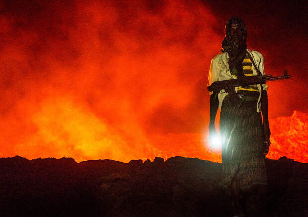 Охрана не пропускает безбашенных людей к вулкану Эрта Але