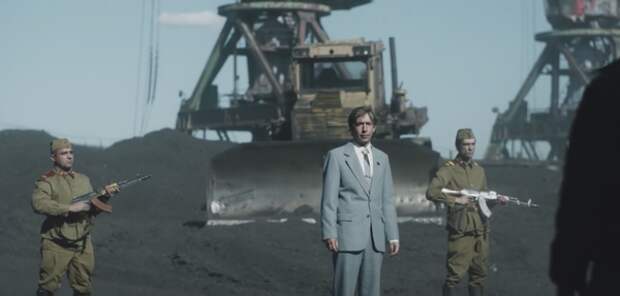 Сцена из сериала «Чернобыль», где министр угольной промышленности заставляет тульских шахтеров ехать в Чернобыль, а те предупреждают, что «на всех патронов не хватит, убейте сколько сможете, а кто останется, из вас всё г**но вышибет»...