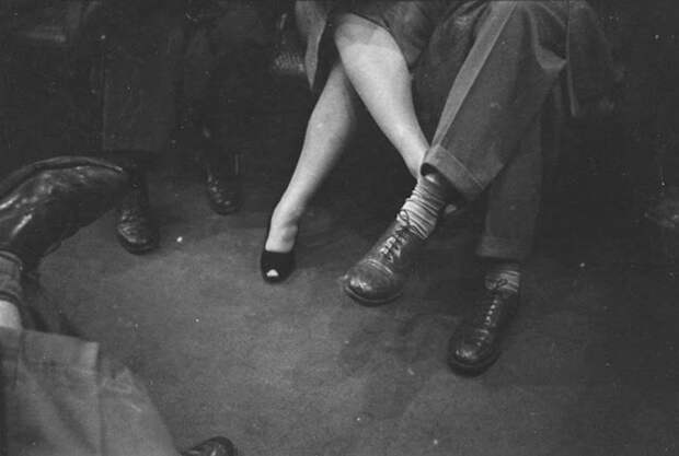 Пара, заигрывающая друг с другом в метро, 1946 life, Стэнли Кубрик, звезды, знаменитости, режиссеры, фотограф, фотографии, юность гения