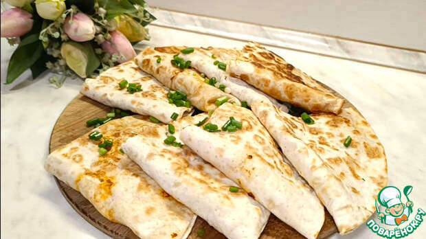 Лаваш с яйцом, помидором и сыром