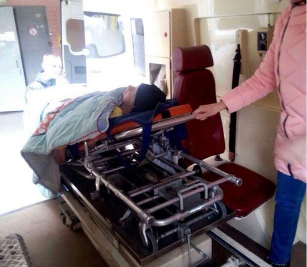 Сотрудники ГИБДД полчаса продержали скорую, которая везла в больницу женщину гибдд, скорая, скорая помощь