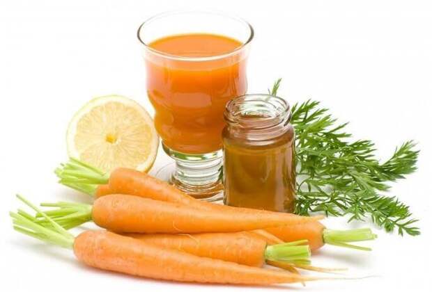 Своеобразную домашнюю микстуру можно приготовить из меда и морковного сока