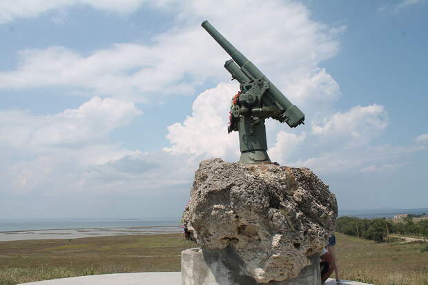 Monument_to_Soviet_paratroopers_killed_in_1943-1944,_on_the_waters_of_the_Strait_of_Kerch_and_Taman_Bay_in_the_Battle_of_Crimea