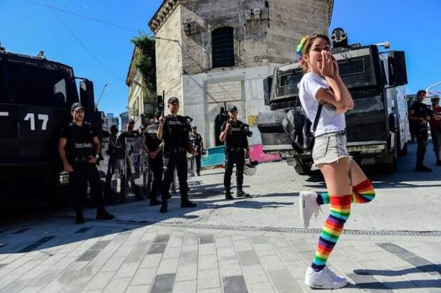Полиция Стамбула разогнала гей-парад беспорядки демонстрация, гей парад, лгбт, несанкционированная демонстрация, полиция, разгон демонстрации, стамбул, турция
