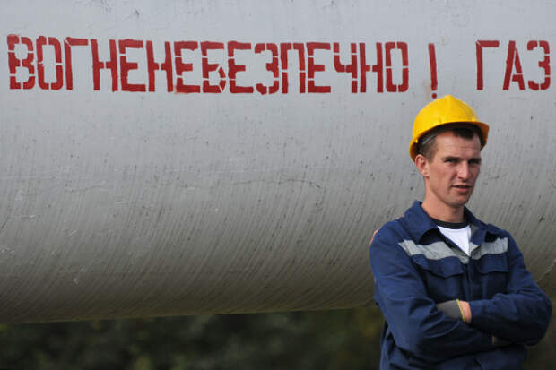 2714059 07.10.2015 Сотрудник "Укртрансгаза" у трубопровода недалеко от высокогорной газокомпрессорной станции "Воловец" в Закарпатской области. Стрингер/РИА Новости