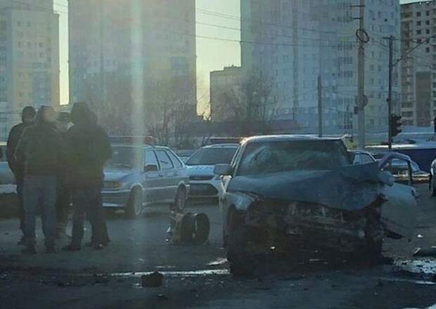 Авария дня.  В центре Липецка пострадали три человека авария, авария дня, авто, авто авария, ваз, видео, дтп, лобовое столкновение
