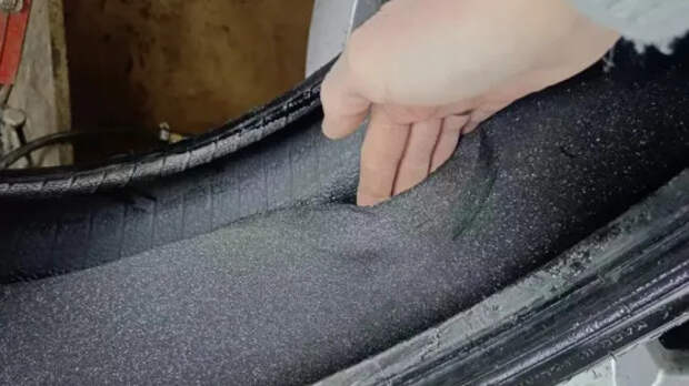 Зачем водители и производители стали класть в шины поролон, и что это даёт