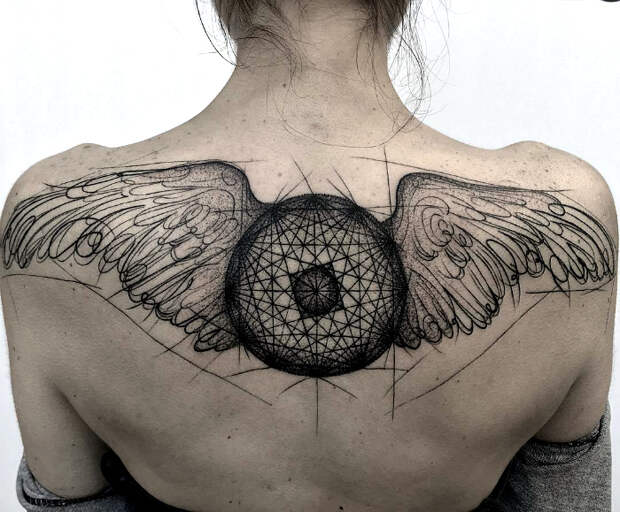 Массивная татуировка с изображением крыльев.