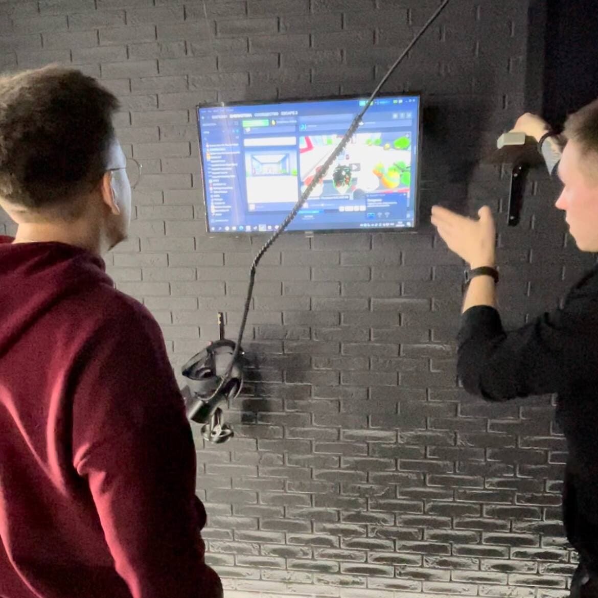 На экране администратор наблюдает за тем, что происходит у вас в VR шлеме.