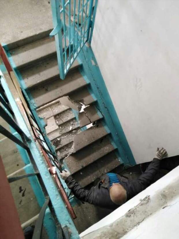 В Челябинской области при замене лифта рабочие разрушили подъезд