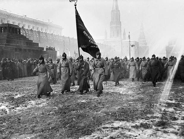 Парад на Красной площади в честь Октябрьской революции. 1927 год