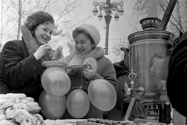 «Так-то, граждане. Лопайте со сметаной» В России начинается Масленица. Как в СССР переизобрели этот праздник?