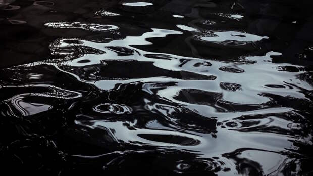 Специалисты начали срезать кормовую часть затонувшего танкера "Волгонефть-212" в Керченском проливе