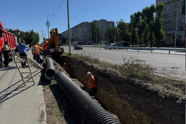 Луганск обновляет коммуникации: на улице Ватутина меняют старую канализацию