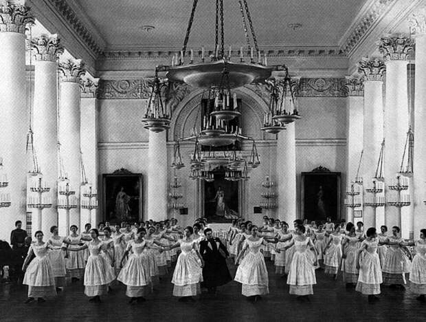 Воспитанницы Смольного института благородных девиц на уроке танцев, 1889 год 19 век, жизнь до революции, редкие фотографии, снимки, фотографии, царская россия