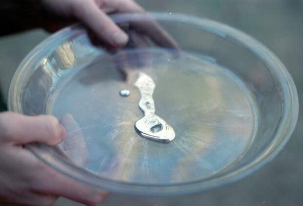 Почему ртуть — жидкая?