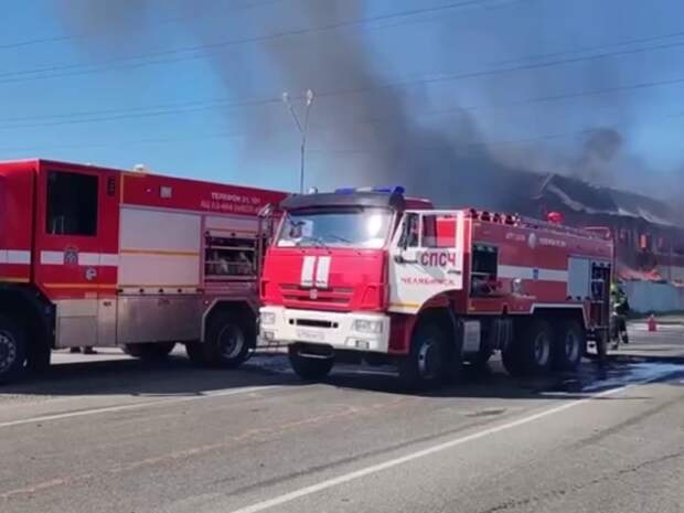 Склад с алкогольной продукцией загорелся возле вокзала в Челябинске