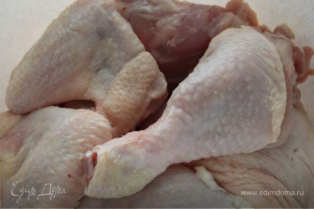 Цыпленка помыть и нарубить порционными кусками.