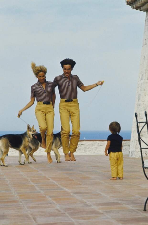 3455057_Alain_Delon_With_Nathalie_Anthony_and_their_dogs_in_SaintTropez_ (461x700, 202Kb)