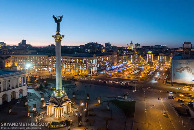 Слева — Монумент Независимости Украины